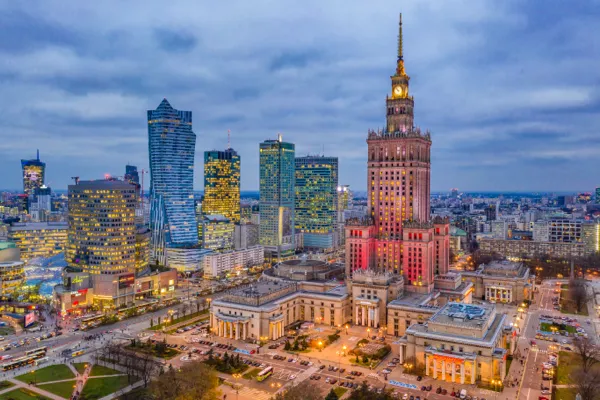 Nocna panorama Warszawy z lotu ptaka – Pałac Kultury i Nauki oraz nowoczesne wieżowce centrum miasta